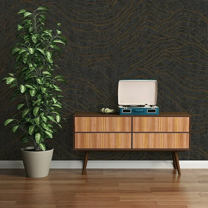 A.S. Création Jade 2 Vliestapete - Schwarz-Silber, 3D-Optik, 10,05 x 0,53 m - Dieses Bild zeigt einen Plattenspieler auf einer Holzkommode, neben einer Pflanze, vor einer dunklen gemusterten Tapete.