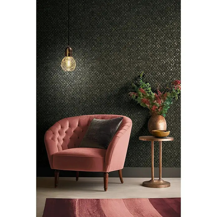 A.S. Création Jade 2 Vliestapete - Schwarz-Braun-Gold, Grafisch, 10,05 x 0,53 m - Elegantes Interieur mit einem rosa Sessel, einer dekorativen Lampe und einem stilvollen Beistelltisch, das ein luxuriöses Ambiente schafft.