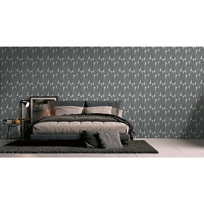 A.S. Création Stories of Life Vliestapete - Beige-Schwarz, Floral, 10,05 x 0,53 m - Elegantes Schlafzimmer mit einem Bett in Grautönen und einer Wand mit einem abstrakten Muster, das dem Raum eine moderne Note verleiht.