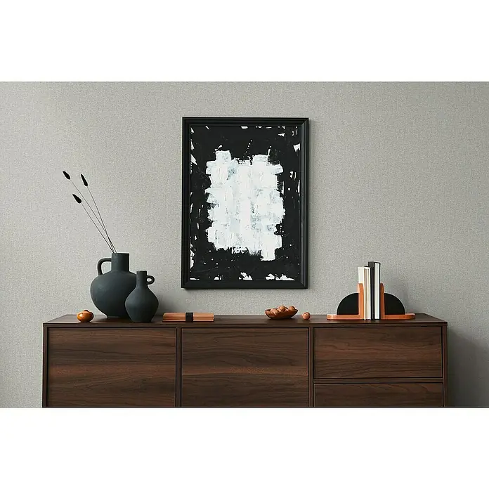 A.S. Création Famous Garden Vliestapete - Grau, Uni, 10,05 x 0,53 m - Abstrakte Kunst mit schwarzen Rahmen, Vasen und Bücherregal auf einer Holzkommode, die ein stilvolles Wohnambiente schafft.