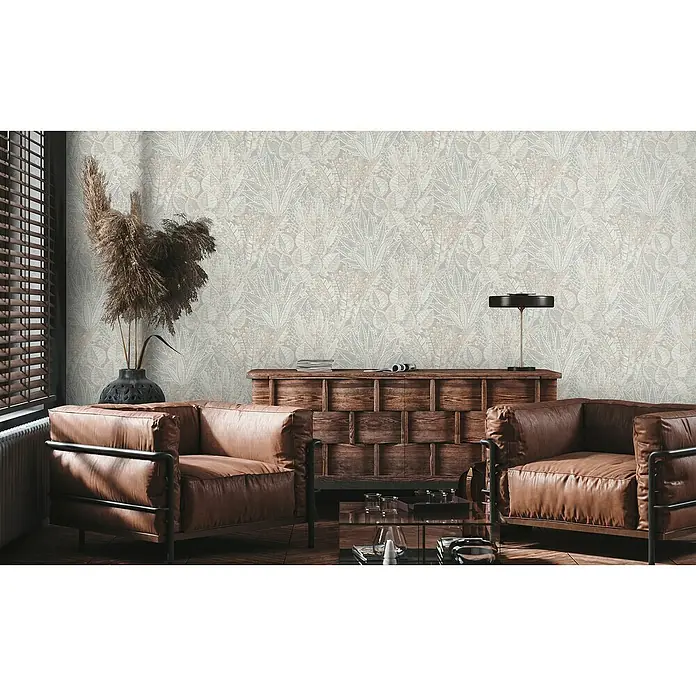 A.S. Création Stories of Life Vliestapete Blumen - Grau-Beige-Weiß, Floral, 10,05 x 0,53 m - Ein Wohnzimmer mit zwei Ledersofas und einem dunklen Holztisch vor einer gemusterten Tapete. Die Möbel wirken stilvoll und einladend.