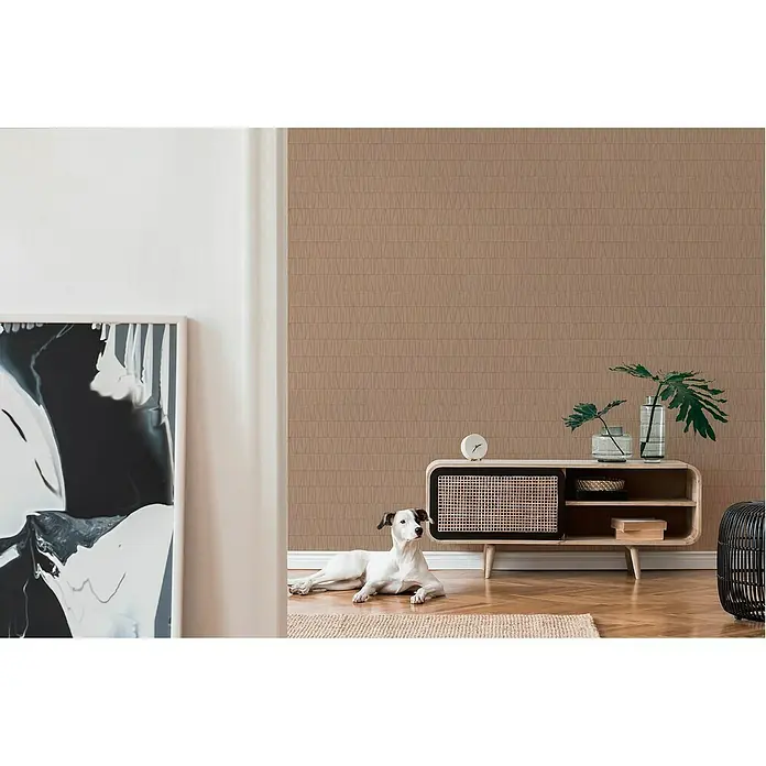 A.S. Création Jade 2 Vliestapete - Altrosa-Gold, Grafisch, 10,05 x 0,53 m - Elegantes Interieur mit brauner Mustertapete, einem stilvollen Sideboard und einem entspannten Hund, der dem Raum Wärme und Charakter verleiht.