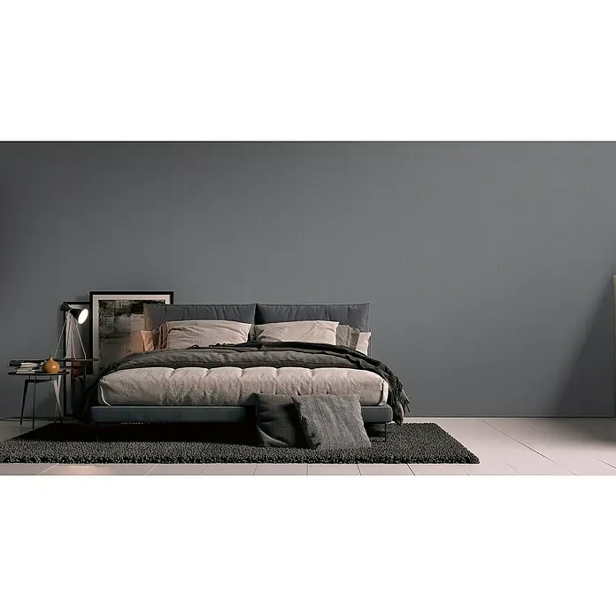 A.S. Création Stories of Life Vliestapete - Anthrazit-Grau, Uni, 10,05 x 0,53 m - Elegantes Schlafzimmer-Interieur mit einem stilvollen Bett, einem weichen Teppich und einer stimmungsvollen Beleuchtung für eine entspannte Atmosphäre.