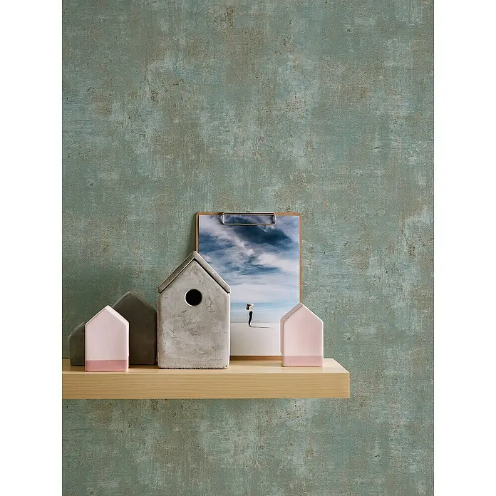 A.S. Création Stories of Life Vliestapete Patina - Salbeigrün-Blau-Gold, Betonoptik, 10,05 x 0,53 m - Dekorative Zementhäuser und ein Bild auf einem Holzregal vor einer strukturierten Wand. Schlichtes, modernes Design für Ihr Zuhause.