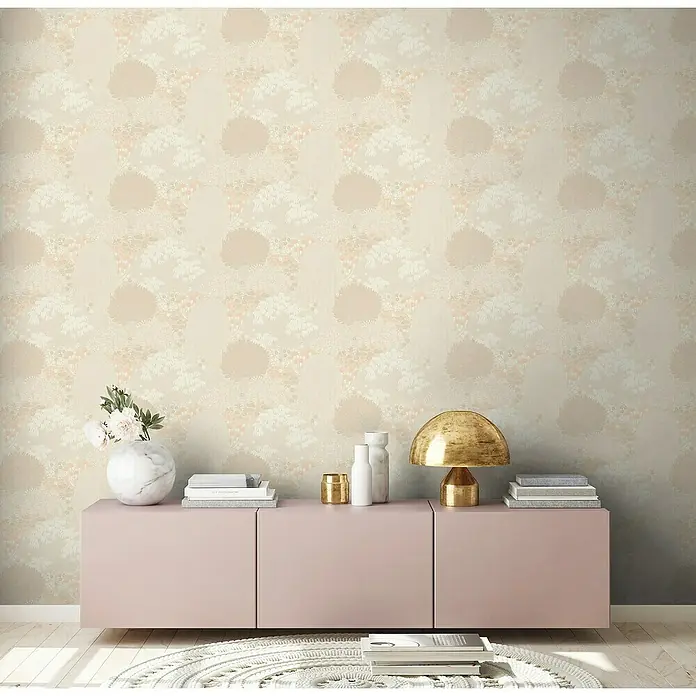 A.S. Création Famous Garden Vliestapete - Beige-Creme-Rosa, Floral, 10,05 x 0,53 m - Eine Nahaufnahme einer hellrosa Kommode mit dekorativen Elementen darauf, vor einer gemusterten Wand, die eine gemütliche und stilvolle Atmosphäre schafft.