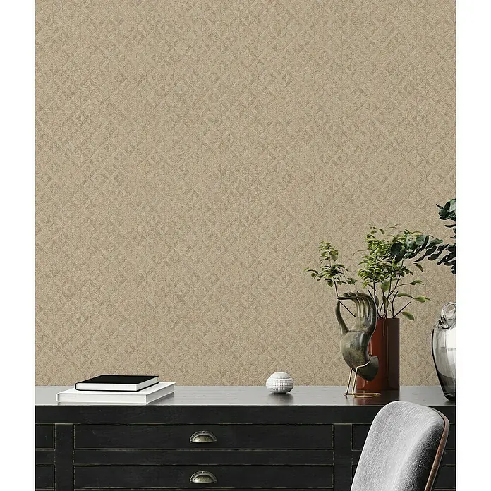 A.S. Création Jade 2 Vliestapete - Beige-Gold, Grafisch, 10,05 x 0,53 m - Nahaufnahme einer beigen Tapete mit geometrischem Muster, die eine warme und einladende Atmosphäre schafft.
