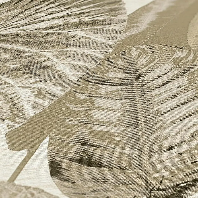 A.S. Création Famous Garden Vliestapete Dschungel - Beige-Taupe, Floral, 10,05 x 0,53 m - Nahaufnahme einer beigefarbenen Tapete mit einem eleganten Blattmuster, das eine natürliche und ruhige Atmosphäre vermittelt.