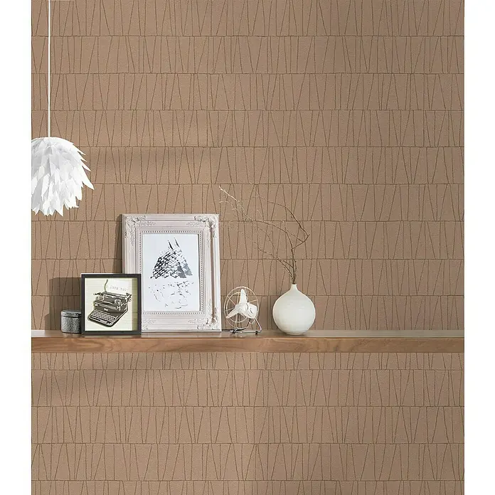 A.S. Création Jade 2 Vliestapete - Altrosa-Gold, Grafisch, 10,05 x 0,53 m - Nahaufnahme einer Wand mit brauner geometrischer Tapete, verziert mit einer Holzablage mit dekorativen Gegenständen und einer weißen Lampe.