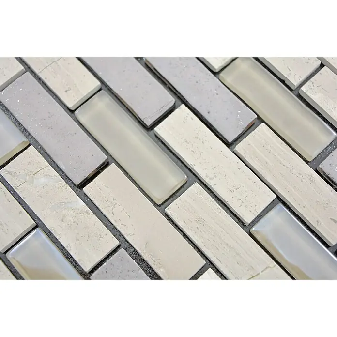 Selbstklebemosaik SAM 4CMIL1 - 29,8 x 30,4 cm, Grau, Matt - Nahaufnahme von rechteckigen Mosaikfliesen in Beige-, Grau- und Weißtönen, die ein elegantes Muster für Wand- oder Bodenbeläge bilden.