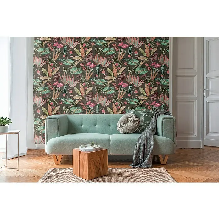 A.S. Création Famous Garden Vliestapete - Schwarz-Bunt-Grün, Floral, 10,05 x 0,53 m - Ein stilvolles Wohnzimmer mit einem mintgrünen Sofa, floraler Tapete und Holzboden. Das Sofa ist der Blickfang in dem gemütlichen Raum.
