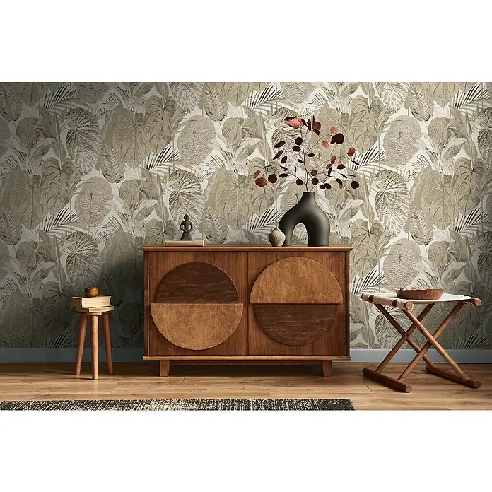 A.S. Création Famous Garden Vliestapete Dschungel - Beige-Taupe, Floral, 10,05 x 0,53 m - Ein stilvolles Sideboard aus Holz mit runden Türen unter einer Pflanzentapete. Eine moderne Ergänzung für jedes Zuhause.