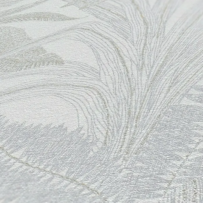 A.S. Création Stories of Life Vliestapete Dschungel - Grau-Creme-Gold, Floral, 10,05 x 0,53 m - Nahaufnahme eines eleganten, weißen Stoffes mit einem dezenten, floralen Muster, ideal für hochwertige Textilprodukte.