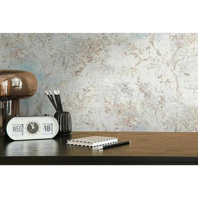 A.S. Création Stories of Life Vliestapete Zweig - Blau-Beige-Gold, Floral, 10,05 x 0,53 m - Nahaufnahme eines Schreibtisches mit einer Retro-Uhr, Stiften und einem Notizbuch vor einer strukturierten Wand.