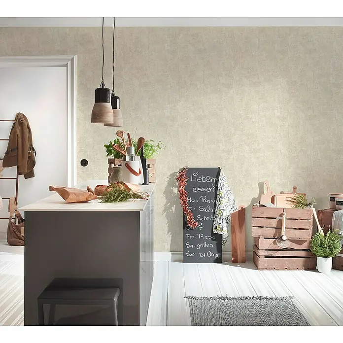 A.S. Création Jade 2 Vliestapete - Beige, Uni, 10,05 x 0,53 m - Die Küche verfügt über eine Kreidetafel mit Speisekarte, eine Kücheninsel mit Barhocker und Pendelleuchten, was für eine gemütliche Atmosphäre sorgt.