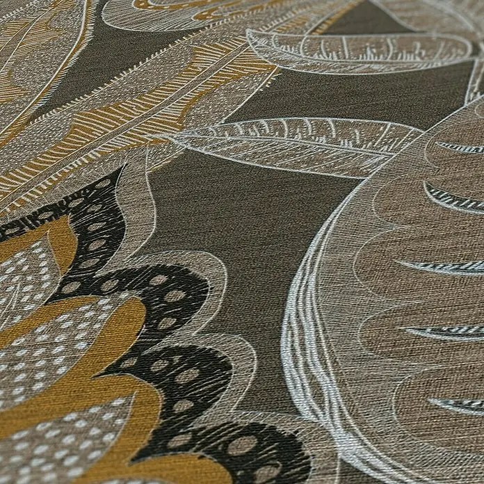 A.S. Création Famous Garden Vliestapete Blatt - Braun-Orange-Weiß, Floral, 10,05 x 0,53 m - Nahaufnahme einer strukturierten Tapete mit floralen und abstrakten Motiven in Braun-, Gold- und Silbertönen.
