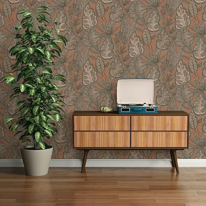A.S. Création Famous Garden Vliestapete Blatt - Rosa-Grau-Taupe, Floral, 10,05 x 0,53 m - Stilvolles Interieur mit einem Schallplattenspieler auf einem Holzschrank, ergänzt durch eine Zimmerpflanze vor einer gemusterten Tapete.
