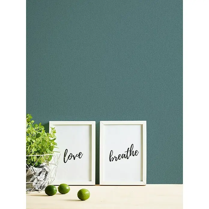 A.S. Création Jade 2 Vliestapete - Grün-Blau, Uni, 10,05 x 0,53 m - Dekorative Wandkunst mit weißen Rahmen, die die Wörter "Liebe" und "Atmen" zeigen, neben einem Topf mit Grünpflanzen und Limetten.