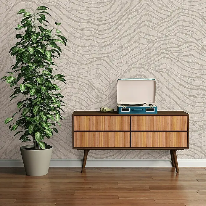 A.S. Création Jade 2 Vliestapete - Weiß-Silber, 3D-Optik, 10,05 x 0,53 m - Ein mid-century moderner Schrank mit Schallplattenspieler und grünen Kopfhörern. Eine Zimmerpflanze steht daneben, alles vor einer gemusterten Tapete.