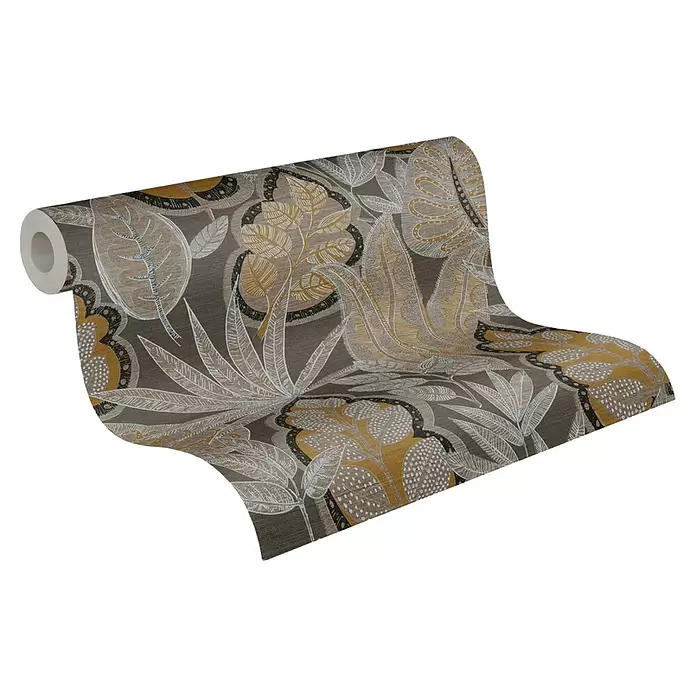 A.S. Création Famous Garden Vliestapete Blatt - Braun-Orange-Weiß, Floral, 10,05 x 0,53 m - Ein teilweise abgerolltes Tapetenstück mit einem aufwendigen botanischen Muster aus goldenen, weißen und braunen Blättern auf dunkelgrauem Hintergrund.
