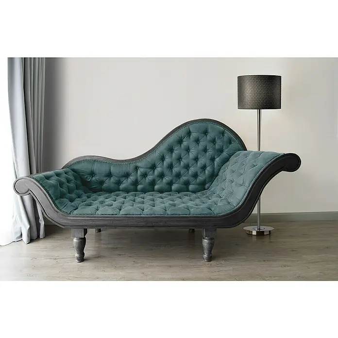 A.S. Création Stories of Life Vliestapete - Grauweiß, Uni, 10,05 x 0,53 m - Ein elegantes, petrolfarbenes Chaiselongue-Sofa mit Knopfheftung und dunklem Holzrahmen, das luxuriösen Komfort und Stil verspricht.