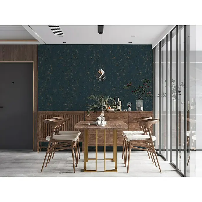 A.S. Création Jade 2 Vliestapete - Dunkelblau-Gold, Uni, 10,05 x 0,53 m - Elegantes Esszimmer-Set mit Holztisch und Stühlen mit cremefarbenen Sitzen, das eine warme und einladende Atmosphäre schafft.