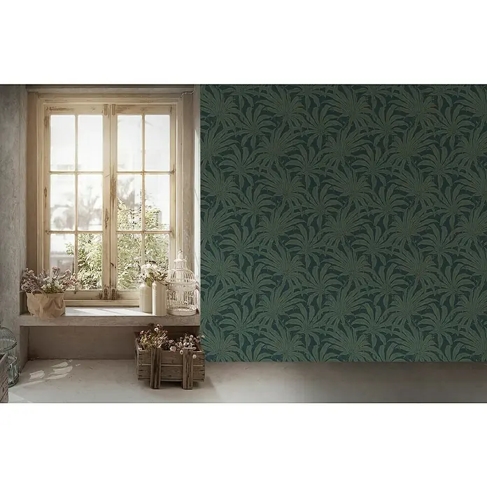 A.S. Création Jade 2 Vliestapete Pflanzen - Petrol-Gold-Blau, Floral, 10,05 x 0,53 m - Ein Zimmer mit einem Fenster mit Blumen auf dem Fensterbrett und einer grünen Blättertapete.