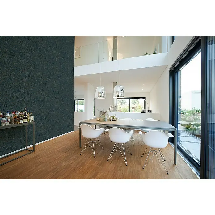 A.S. Création Jade 2 Vliestapete - Dunkelblau-Gold, 3D-Optik, 10,05 x 0,53 m - Helles Esszimmer mit Esstisch und sechs weißen Stühlen mit silbernen Beinen, beleuchtet von hängenden Pendelleuchten. Elegante und moderne Raumgestaltung.
