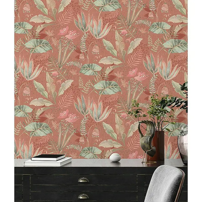 A.S. Création Famous Garden Vliestapete - Rot-Orange-Grün, Floral, 10,05 x 0,53 m - Eine Nahaufnahme einer Wand mit einer detailreichen tropischen Tapete in warmen Erdtönen.