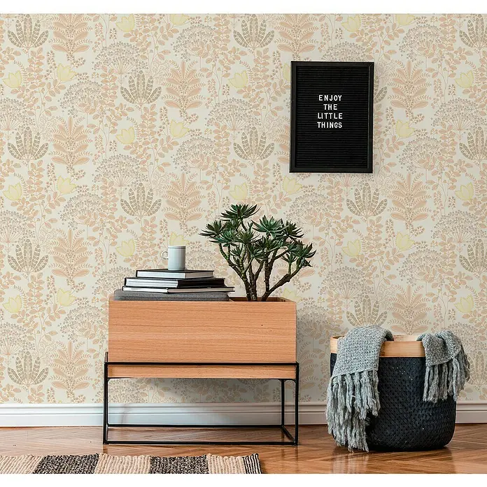 A.S. Création Famous Garden Vliestapete - Weiß-Orange-Gelb, Floral, 10,05 x 0,53 m - Dekorative Inneneinrichtung mit floral gemusterter Tapete, Holztisch mit Pflanze und Buch, sowie einem Korb mit Decke.