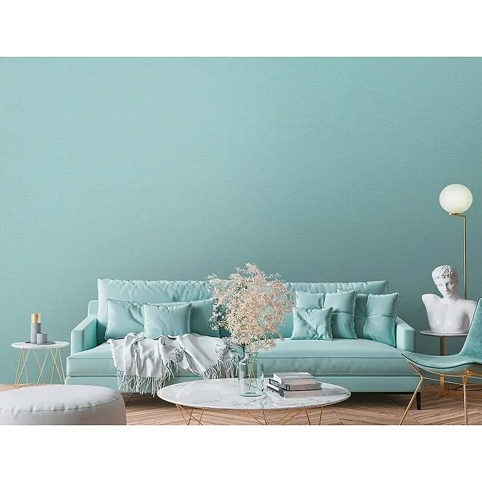 A.S. Création Famous Garden Vliestapete - Türkisblau-Hellblau, Uni, 10,05 x 0,53 m - Wohnzimmer mit mintfarbenem Sofa, Couchtisch und dekorativen Accessoires. Ein heller, stilvoller Raum zum Entspannen.