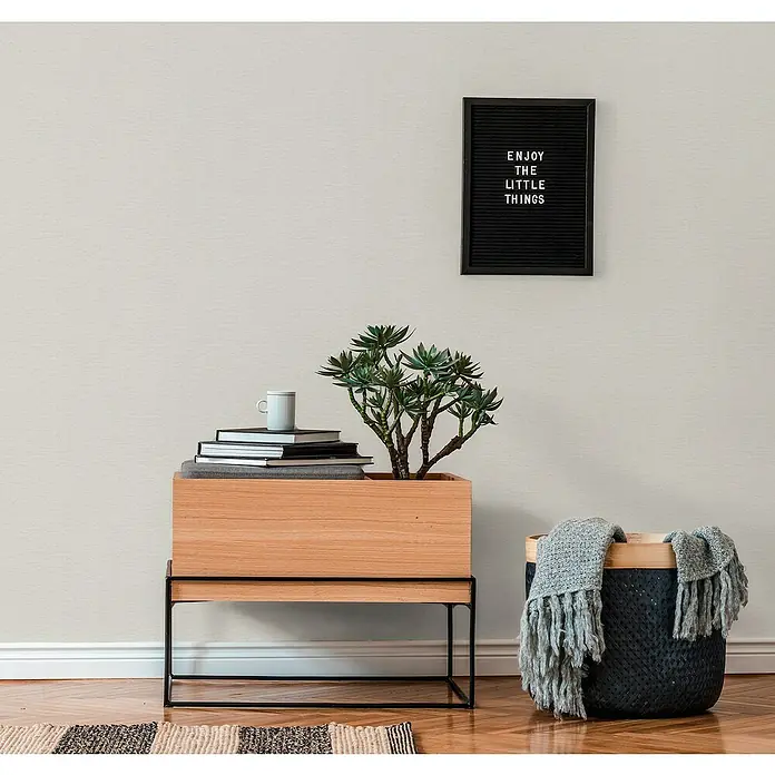A.S. Création Famous Garden Vliestapete - Weiß-Hellgrau, Uni, 10,05 x 0,53 m - Diese Nahaufnahme zeigt eine minimalistische Kommode mit Topfpflanze, Büchern und einer inspirierenden Tafel. Eine schöne Ergänzung für jedes Zuhause.