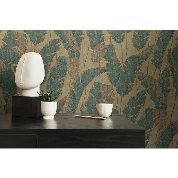 A.S. Création Jade 2 Vliestapete Blätter - Beige-Grün-Schwarz, Floral, 10,05 x 0,53 m - Nahaufnahme eines stilvollen schwarzen Tisches mit dekorativen Elementen, darunter eine minimalistische Skulptur und eine Sukkulente.