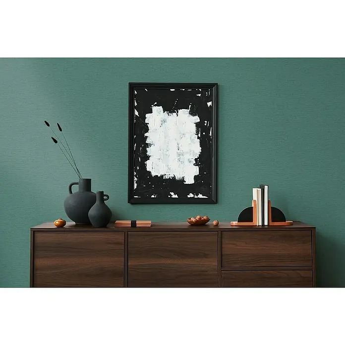 A.S. Création Famous Garden Vliestapete - Petrol-Grün, Uni, 10,05 x 0,53 m - Elegantes Sideboard mit minimalistischer Dekoration, inklusive abstrakter Kunst, dunkler Vasen und stilvollen Buchstützen.