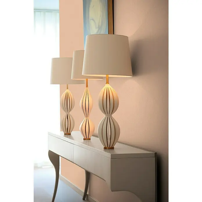 A.S. Création Jade 2 Vliestapete - Rosa-Orange, Uni, 10,05 x 0,53 m - Diese Aufnahme zeigt drei elegante Tischlampen mit cremefarbenen Lampenschirmen, die eine gemütliche und stilvolle Atmosphäre erzeugen.