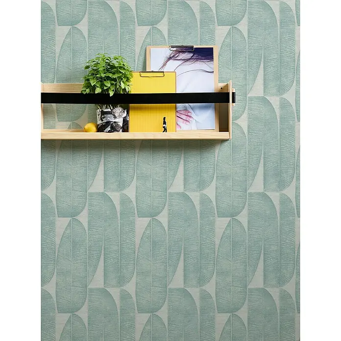 A.S. Création Stories of Life Vliestapete - Grauweiß-Aquablau, Floral, 10,05 x 0,53 m - Wandregal mit Dekorationen. Ein Holzregal mit einer Pflanze, gelben Blöcken und einer Fotoklammer vor einer Wand mit Blattmuster.