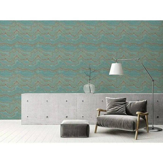 A.S. Création Stories of Life Vliestapete Marmoroptik Metallic-Effekt - Blau-Türkis-Gold, Steinoptik, 10,05 x 0,53 m - Elegantes Interieur mit einem modernen grauen Sessel und einer stilvollen Stehlampe vor einer Wand mit auffälligem Muster.