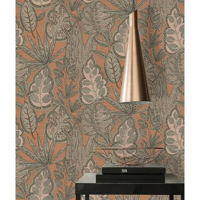 A.S. Création Famous Garden Vliestapete Blatt - Rosa-Grau-Taupe, Floral, 10,05 x 0,53 m - Stilvolle Nahaufnahme einer Pendelleuchte mit botanischem Muster im Hintergrund, die das elegante Design und die hochwertige Verarbeitung hervorhebt.