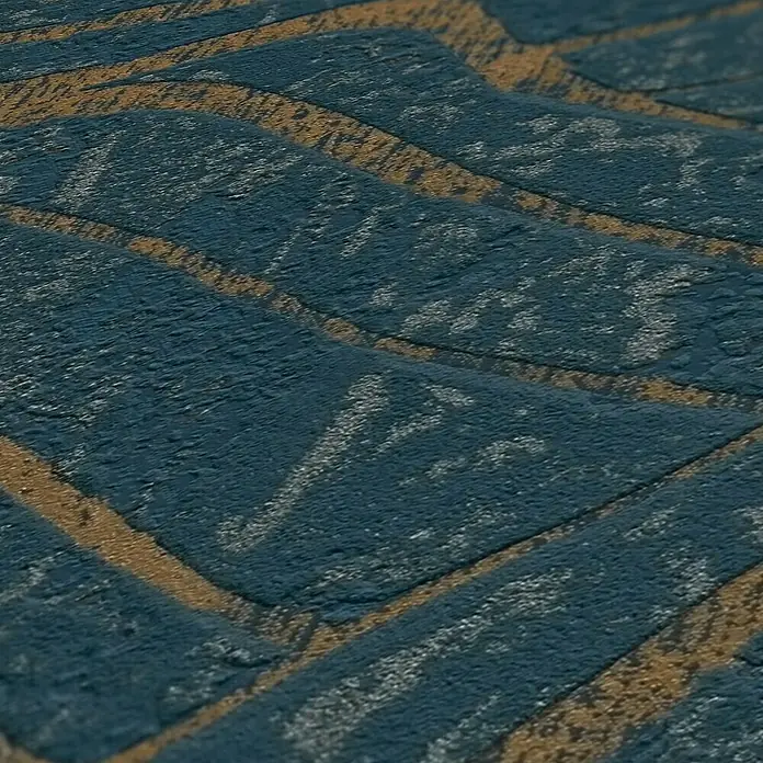 A.S. Création Jade 2 Vliestapete - Dunkelblau-Gold, 3D-Optik, 10,05 x 0,53 m - Nahaufnahme von blauen Pflastersteinen mit goldenen Akzenten, die ein strukturiertes und kunstvolles Muster bilden.