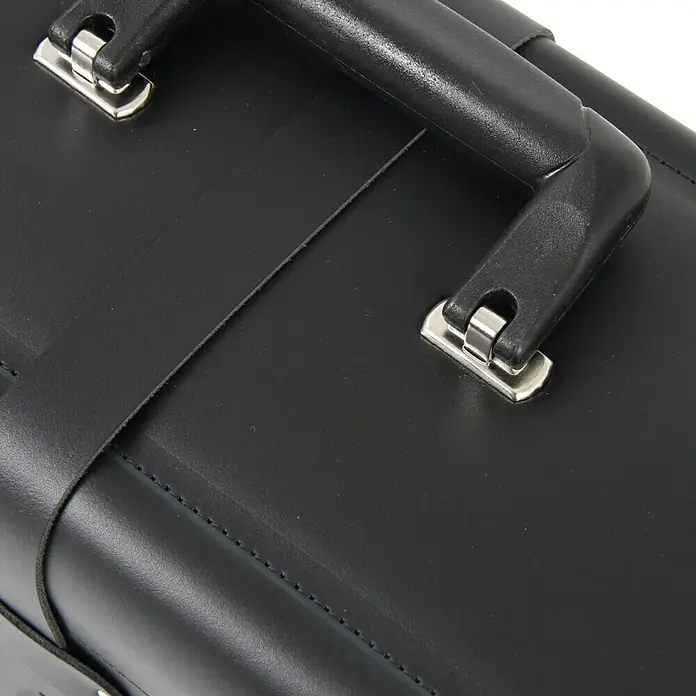 Hepco & Becker Werkzeugtasche Favorit 9117 - Innenmaß: B x T x H: 450 x 190 x 340 mm, Leder - Nahaufnahme einer schwarzen Lederaktentasche mit Griff und silbernen Beschlägen, die die hochwertige Verarbeitung und das elegante Design hervorhebt.