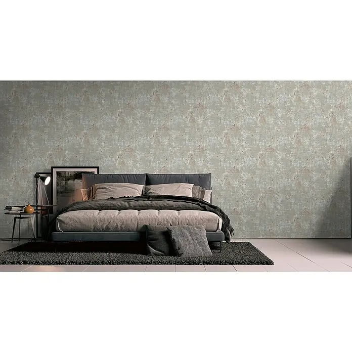 A.S. Création Stories of Life Vliestapete Patina - Grau-Blau-Bronze, Betonoptik, 10,05 x 0,53 m - Ein modernes Schlafzimmer mit einem stilvollen Bett, Nachttisch und einer abstrakten Wandtapete. Das Zimmer strahlt Ruhe und Komfort aus.
