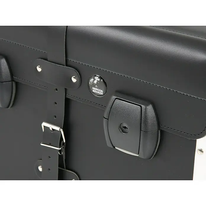 Hepco & Becker Werkzeugtasche Favorit 9117 - Innenmaß: B x T x H: 450 x 190 x 340 mm, Leder - Detailaufnahme einer schwarzen Hepco&Becker Motorrad-Koffer, der robust und stilvoll für Touren ausgelegt ist.