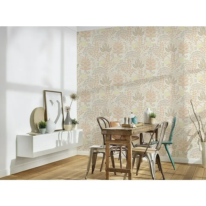 A.S. Création Famous Garden Vliestapete - Weiß-Orange-Gelb, Floral, 10,05 x 0,53 m - Ein stilvolles Esszimmer mit einem rustikalen Holztisch und floral gemusterter Tapete, die dem Raum eine warme Atmosphäre verleiht.
