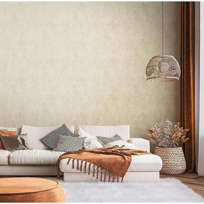 A.S. Création Stories of Life Vliestapete Patina - Beige-Gold, Betonoptik, 10,05 x 0,53 m - Wohnzimmer-Interieur mit weißem Sofa, Zierkissen, Überwurf, Teppich, Lampe, Vorhang und Dekoration für ein gemütliches Ambiente.