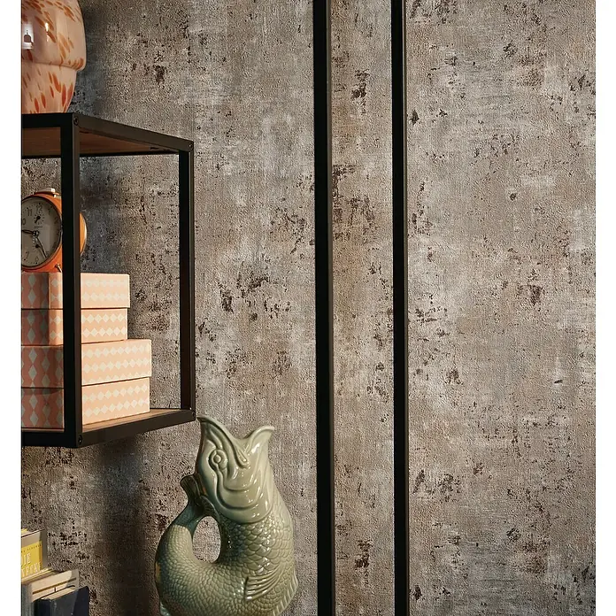 A.S. Création Stories of Life Vliestapete Patina - Grau-Blau-Bronze, Betonoptik, 10,05 x 0,53 m - Dekorative Nahaufnahme eines stilvollen Regals mit einer verspielten Fischfigur und verschiedenen Ziergegenständen auf einer strukturierten Oberfläche.