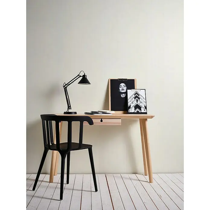 A.S. Création Jade 2 Vliestapete Used Look - Weiß, Uni, 10,05 x 0,53 m - Ein eleganter Schreibtisch mit einer Lampe, Notizbüchern und Bildern, begleitet von einem stilvollen schwarzen Stuhl.