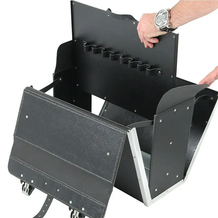 Hepco & Becker Werkzeugtasche Favorit 9117 - Innenmaß: B x T x H: 450 x 190 x 340 mm, Leder - Bild einer schwarzen Friseurtasche. Die Tasche wird von einer Person geöffnet und verfügt über mehrere Fächer zur Organisation von Werkzeugen.