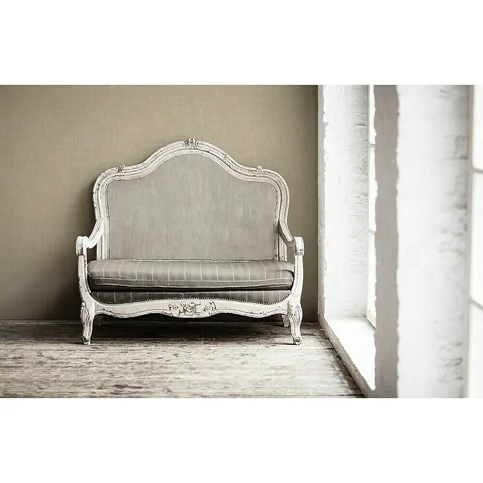 A.S. Création Jade 2 Vliestapete - Beige-Taupe, Uni, 10,05 x 0,53 m - Elegantes, weiß gerahmtes Sofa mit grauem Bezug und gestreifter Sitzfläche. Das Sofa strahlt Vintage-Charme aus und lädt zum Verweilen ein.
