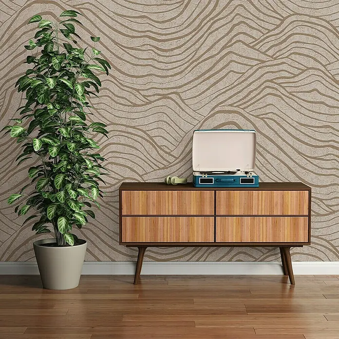 A.S. Création Jade 2 Vliestapete - Beige-Gold-Grau, 3D-Optik, 10,05 x 0,53 m - Zimmerinneneinrichtung mit einer Kommode aus Holz, einem Plattenspieler und einer grünen Zimmerpflanze in einem Topf.