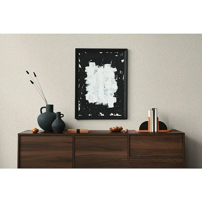 A.S. Création Famous Garden Vliestapete - Taupe-Beige-Grau, Uni, 10,05 x 0,53 m - Moderne Wohnzimmerdekoration mit Sideboard, abstrakten Gemälde und dekorativen Vasen. Elegantes Interieur mit stilvollen Akzenten.