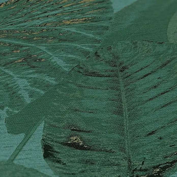 A.S. Création Famous Garden Vliestapete Dschungel - Petrol-Grün-Gold, Floral, 10,05 x 0,53 m - Nahaufnahme einer grünen Tapete mit Blattmuster. Die Textur und das Design der Tapete sind deutlich erkennbar.